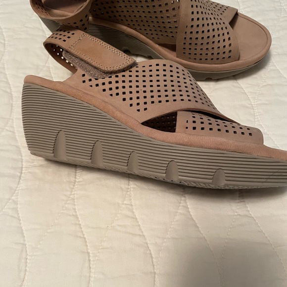 Clarks wedge sandals Size 7M - Picture 3 of 4